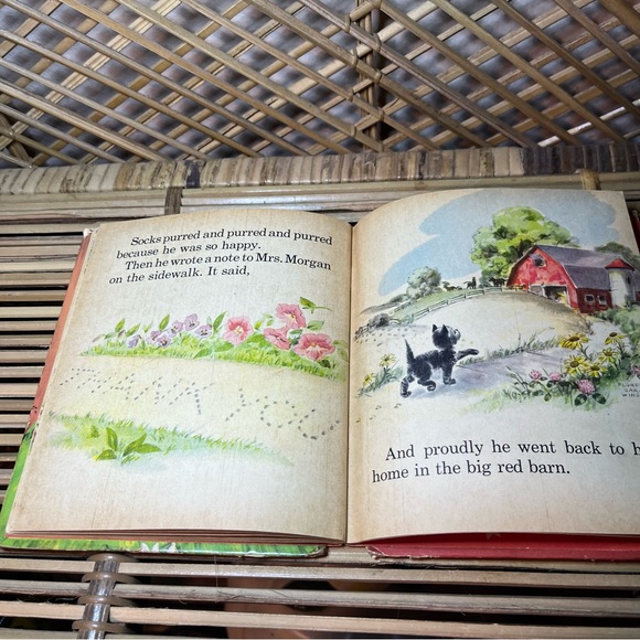 Vintage Socks Tell a Tale Book 1949 HTF cat - Picture 7 of 9